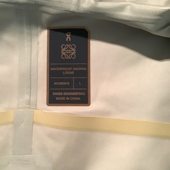 💎💎LUXURY LISTING: On Running / Loewe Waterproof Anorak🧥🧥 - Picture 5 of 12